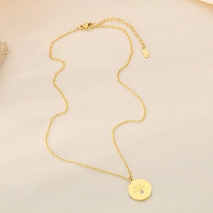 Détail pendentif Good Fortune doré avec strass