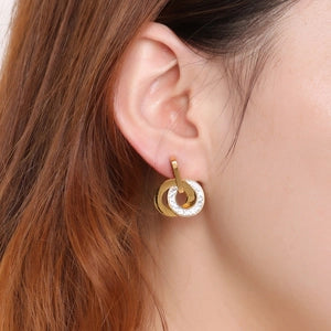 Boucles d'oreilles double anneaux dorés avec zircon