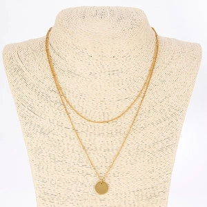 Collier double chaîne dorée pendentif rond porté