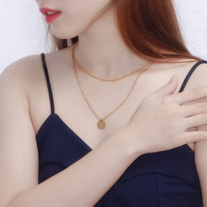 Collier double rang doré disque rond sur cou femme