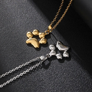 Collier patte or et argent porté