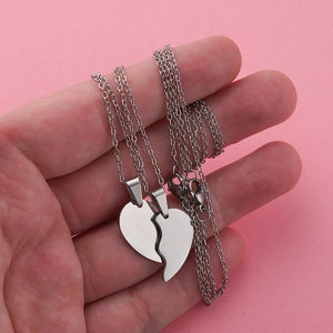 Pendentifs cœur séparables dorés sur fond rose